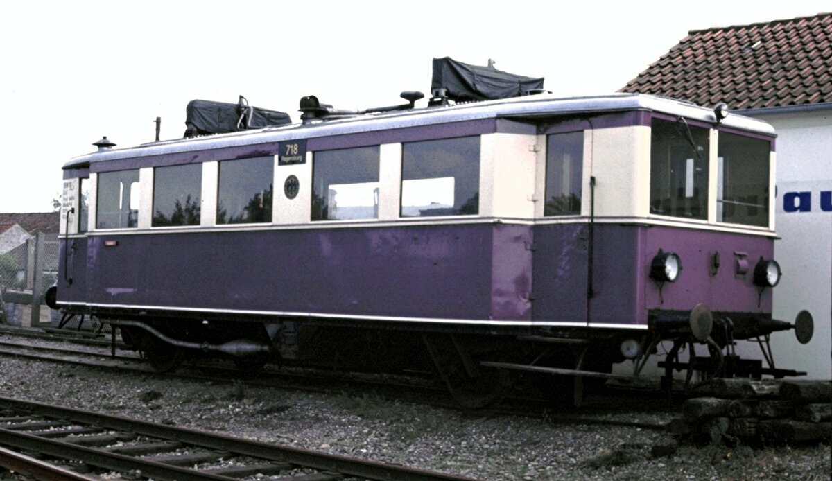 Dieseltriebwagen Regensburg Nr.718 in Rinteln bei der Dampfeisenbahn Weserbergland, Bahnstrecke Rinteln-Stadthagen, im Juli 1977. Das Fahrzeug wurde von LHB im Jahr 1932 erbaut. Vmax 65 km/h. Einsatz als DEW 10 auf der Bahnstrecke Rinteln Stadthagen bis zur Ausmusterung 1994. Verkauf an die Dampfbahn Fränkische Schweiz; im Mai 2016 stand er im Bahnhof Ebermannstadt im Freien und entsprechend in sehr schlechtem Zustand.