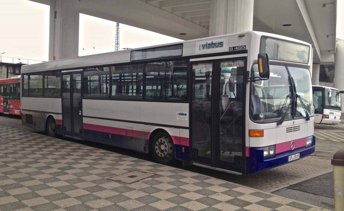 Diesen Mercedes-Benz O 405 habe ich am 22.03.2014 am Hauptbahnhof Ludwigshafen aufgenommen. Er geh�rt dem Busunternehmen Viabus.