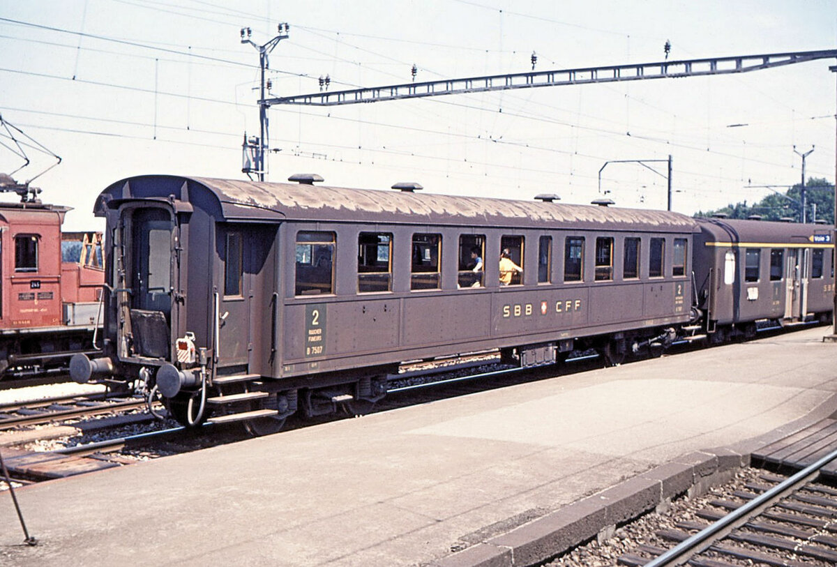 Dieser Altbauwagen trgt noch die Nummer B4 7507; so viel ich weiss stammt er aus einer grossen Bauserie von 1929/30 (7501 - 7573 oder 7574 (spter vermutlich 20-03 100-169). Gewicht 35 t. Palzieux, 29.Juni 1968 (1972 waren noch 39 solche Wagen vorhanden, noch in genieteter Bauweise. Man beachte die steilen Treppen zum Ein- und Aussteigen. Fr ltere Menschen waren diese Wagen ein Horror, und selbst fr mich war das Ein- und Aussteigen damals wirklich gefhrlich). 