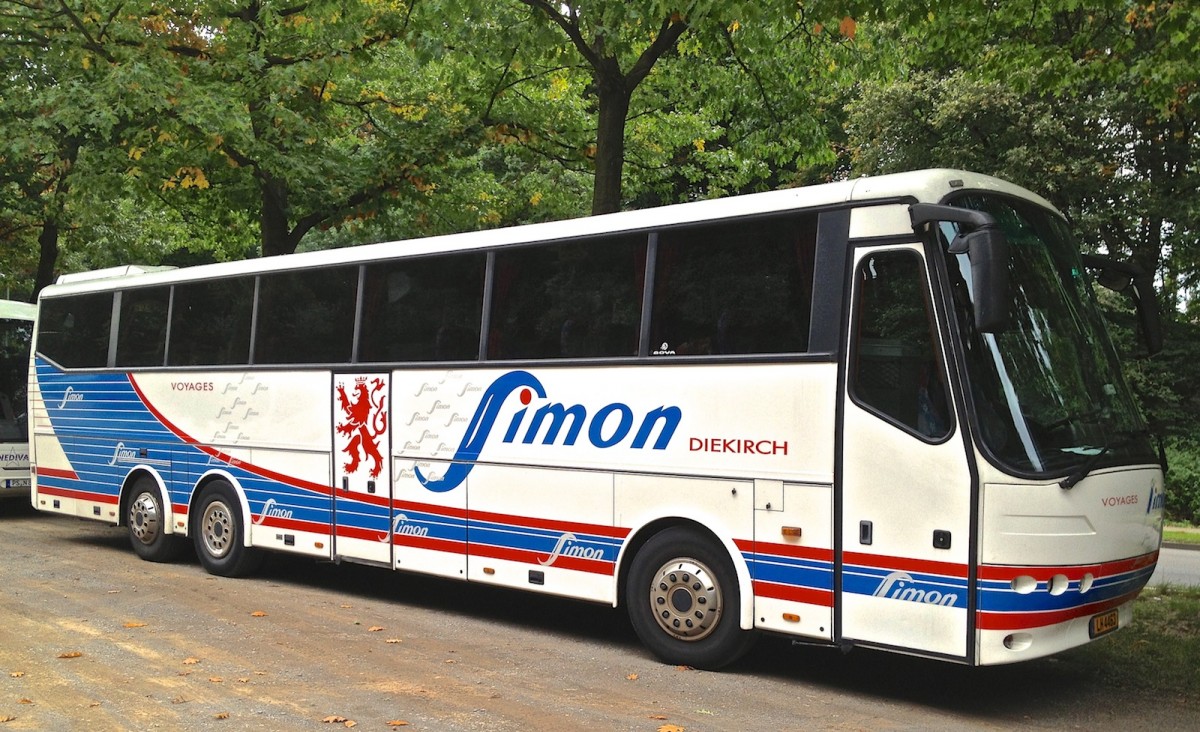 Dieser Bova Futura von Simon Voyages aus Dietkirch stand w�hrend eines Bundesligaspiels des 1.FCK auf einem Parkplatz und wartete auf seinen Einsatz.
