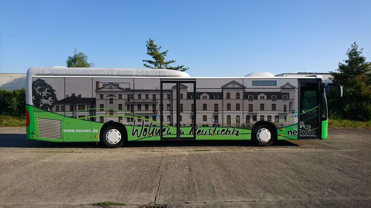 .....dieser Citaro 2 am Betriebshof in Neubrandenburg im Mai 2017 von Becker Strelitz Reisen mit seiner Vollwerbung f�r  Wohnen in Neustrelitz  diese Busse werden f�r den Stadtverkehr als auch f�r den �berlandverkehr eingesetzt 