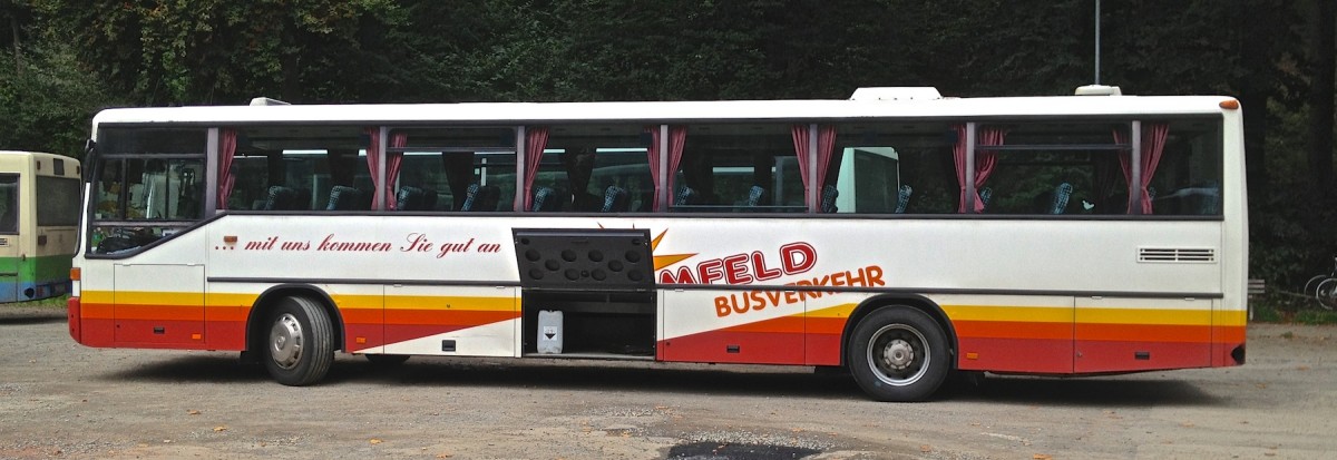 Dieser Mercedes-Benz O 408 von Imfeld Reisen aus Landstuhl stand whrend eines Bundesligaspiels des 1.FCK auf einem Parkplatz und wartete auf seinen Einsatz.
