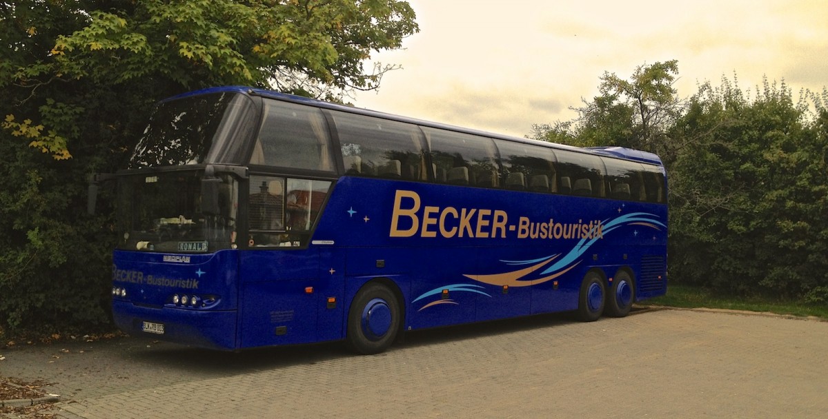 Dieser Neoplan Cityliner von Becker Bustouristik stand am Sonntag, dem 22.09.2013 auf einem Parkplatz in Kirchheim-Bolanden.

