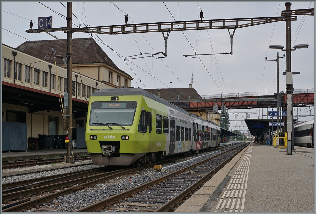 Dieser  NINA  nennt sich  LINA  und wirbt mit  Dini Lehrsteu ir Region  für dringend benötigten Nachwuchs im öffentlichen Verkehr. Der BLS RABe 525 010 verlässt in Neuchâtel in Richtung Bern als S5.

15. August 2021