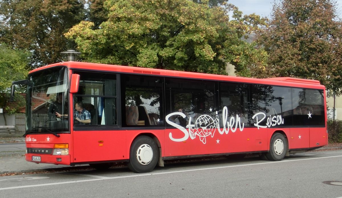 Dieser Setra S 315 NF von Stoiber Reisen aus Ranoldsberg bei Buchbach wird auf der RBO-Linie 7519 Freimehring - Altötting eingesetzt. Er stammt von der RVS / Südwestbus (Wagennr. KA-RS 446), ist Jahrgang 1996, hat 45+2 Sitzplätze (Überlandbestuhlung 'SC'), Schiebetüren und als Antrieb einen Reihensechszylinder Typ MB OM 447 hLA mit 184 kW (250 PS) sowie ein Sechsgang-Handschaltgetriebe vom Typ ZF S 6-85.
Die Aufnahme entstand am 17. 10. 2014 am Ampfinger Bahnhof.