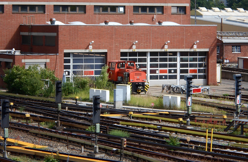 Dieses Bild hat eine Bekannte in Berlin bei einem Kurzbesuch dort gemacht, aufgenommen von der U-Bahn Haltestelle  Olympia Station  und zeigt wohl eine Akku-Lok o.ä vor dem Betriebsgebäude. Nähere Infos sind gerne willkommen. Berlin 15.07.2013 