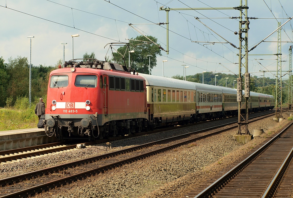 Dieses Bild wurde noch mit der guten alten Olympus aufgenommen und zeigt die 110 483-5 mit der  bunten  Version des IC 2417(Flensburg-Köln)beim Halt im Bhf von Schleswig. 28.08.2011