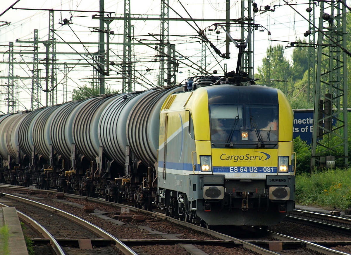 DISPO/CargoServ 182 581-9/ES64U2-081 Class V9 rumpelt hier mit einem öler durch HH-Harburg. 01.07.2011(üaVinG)