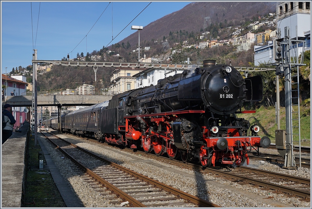 Doch das Beste kommt zum Schluss: die prächtige 01 202 des Vereins Pacific 01 202! 
Sie wird den langen Schnellzug von Locarno via Gotthard nordwärts führen.
22. März 2018 