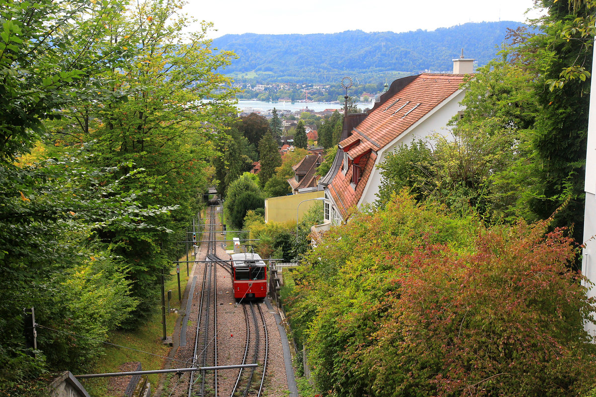 Dolderbahn, Zürich, die interessante Kreuzung: Schliesslich wird das zuvor in gerader Stellung gewesene untere Gleisstück in abweichende Stellung verschoben, damit Wagen 1 jetzt zur Talstation fahren kann. 24.Sep.2020