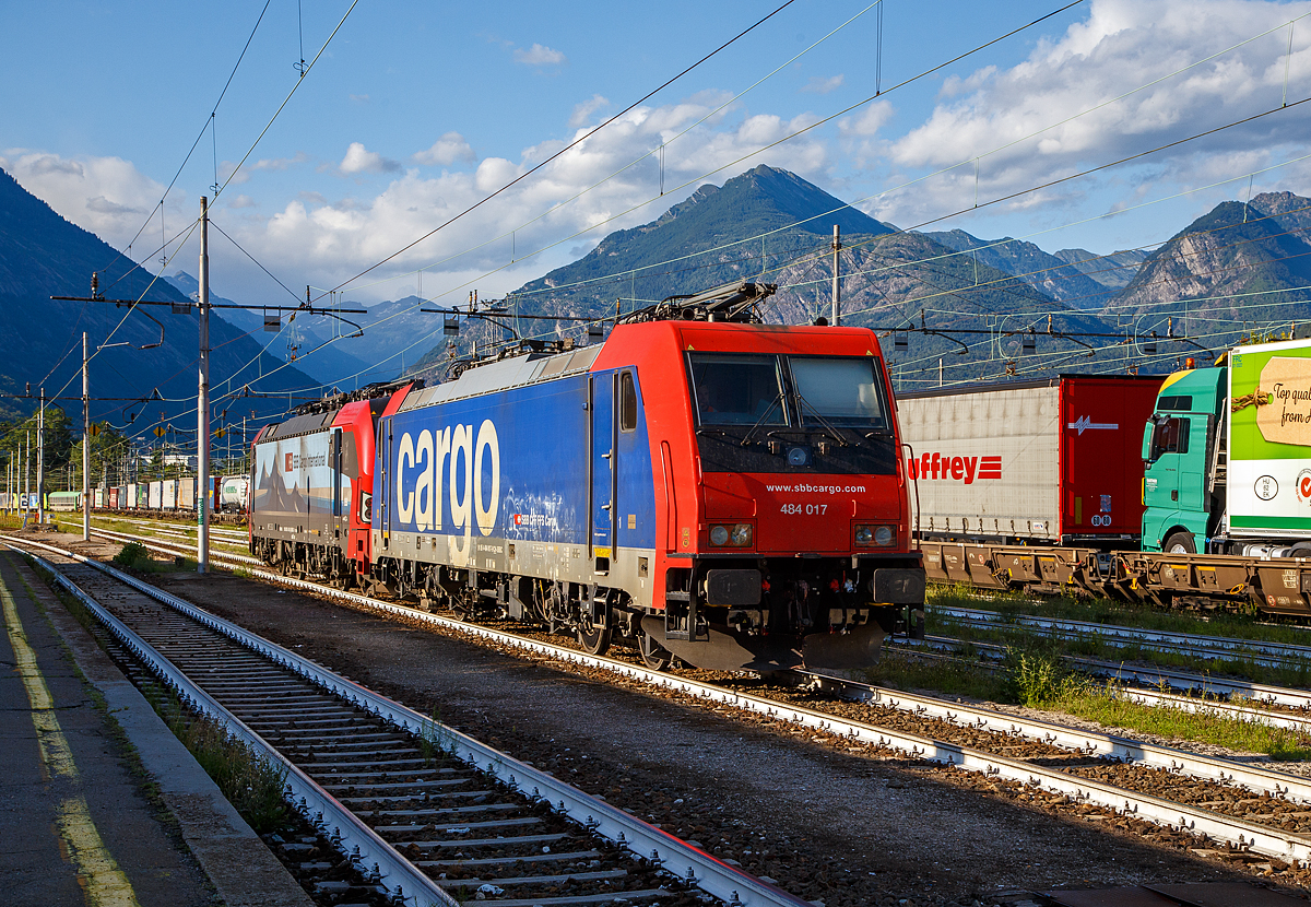 Domodossola Rbf am 02.08.2019:
Die SBB Cargo Re 484 017-9 / E 484.017 SR (91 85 4484 017-9 CH-SBBC) und die an die SBB Cargo International AG vermietete Vectron 193 478-5  Gottardo  (91 80 6193 478-5D-SIEAG) rollen nun mit abgesenkten Stromabnehmer zurck und werden spter in die Abstellgruppe geparkt. Whrend hinten zwei BLS Re 485 (TRAXX F140 AC1) den RAlpin-RoLa-Zug aus Novara nach Freiburg im Breisgau bernehmen.

Die vorne TRAXX F140 MS2 (484 017) wurde 2004 von Bombardier in Kassel unter der Fabriknummer 34013 gebaut. Sie hat die Zulassung und Zugsicherung fr die Schweiz und Italien. Dahinter die Siemens Vectron MS (193 478) wurde 2018 von Siemens Mobilitiy in Mnchen-Allach unter der Fabriknummer 22323 gebaut. Die Vectron AC hat eine Leistung von 6,4 MW und ist Zugelassen in Deutschland, sterreich, Schweiz und Italien.