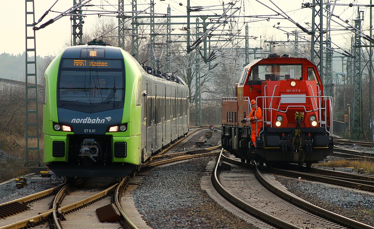 Doppel-Einfahrt in Itzehoe...links ET 6.01 der Nordbahn(1 430 036-2(A),1 830 036-8(C), 1 830 336-2(D), 1 830 636-5(E), 1 830 936-9(F) und 1 430 536-1(B) sowie rechts die Gravita 10BB 261 017-8 die mit Rangierarbeiten beschäftigt ist. Itzehoe 27.12.2014