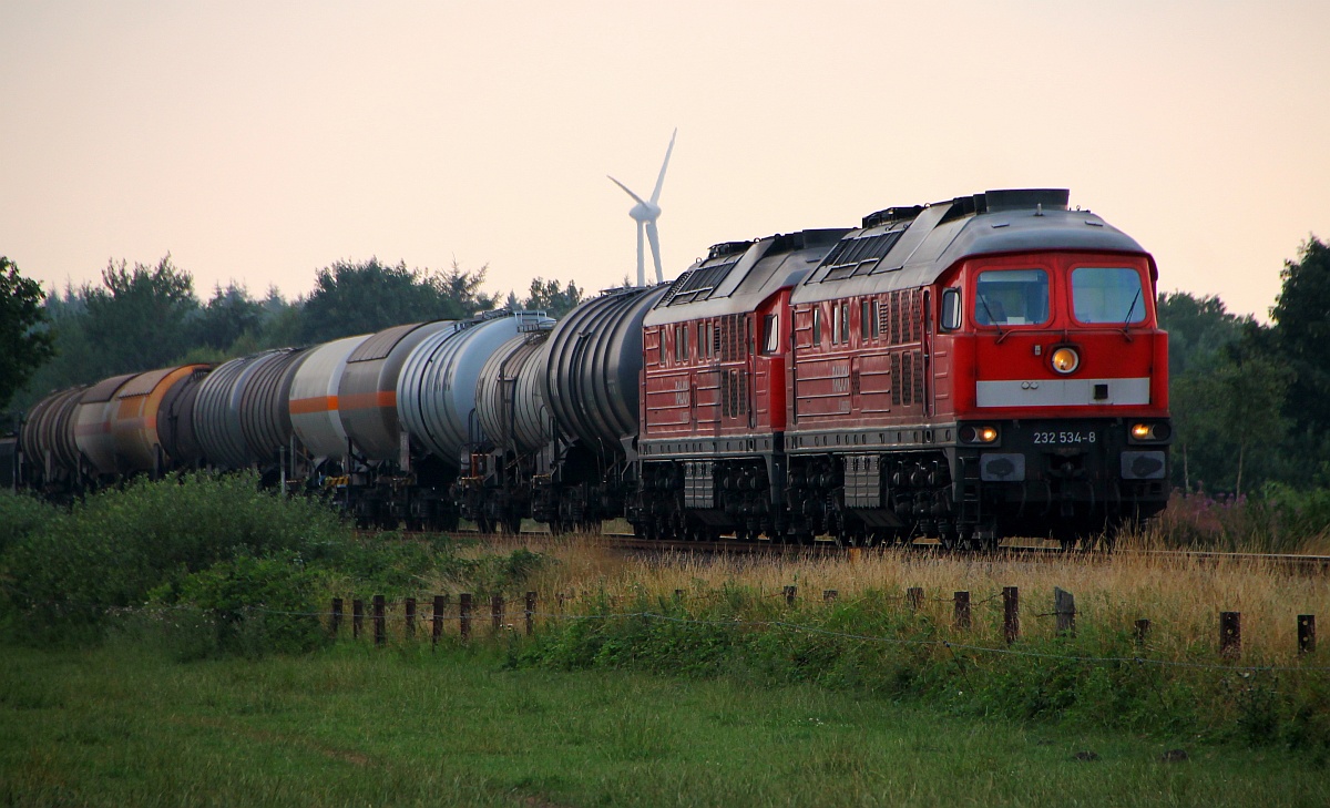 Doppel-Pack...232 534-8 und 908-4 mit dem abendlichen EZ/GD 47417 aus Husum passiert hier die Einfahrt nach Jübek. 31.07.14