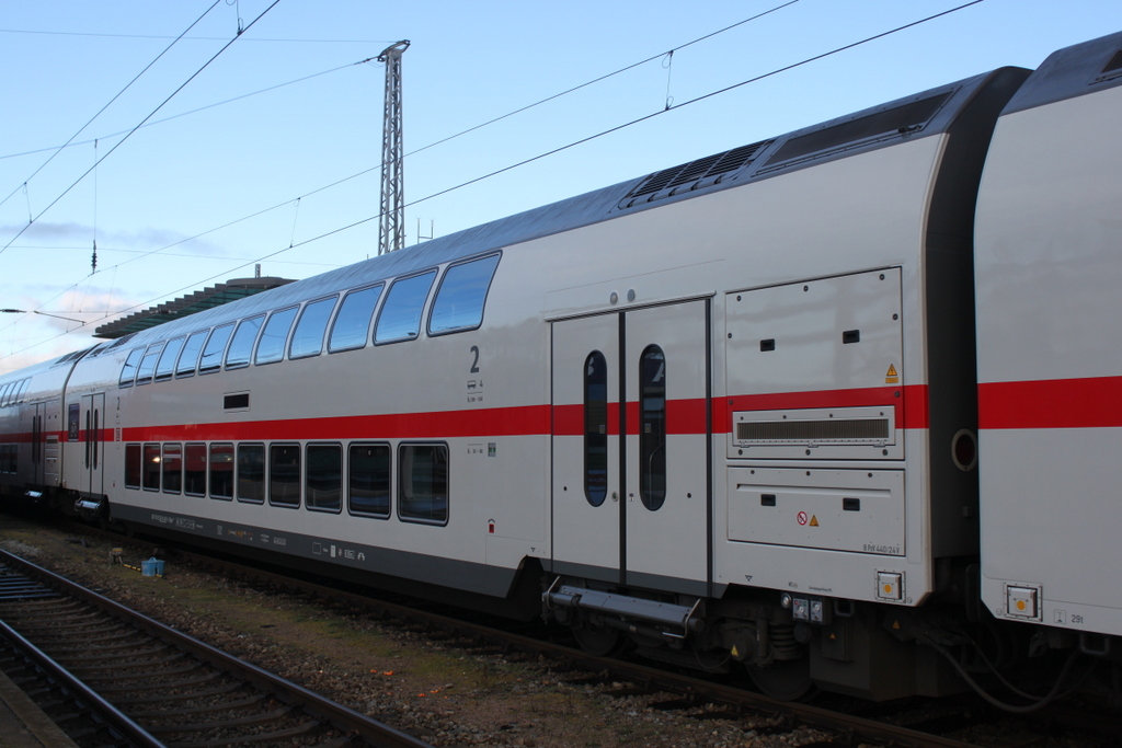 Doppelstock-IC 2 am Mittag des 27.12.2019 im Rostocker Hbf.