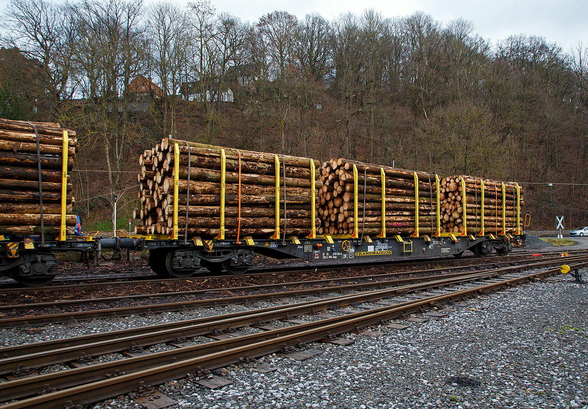 Drehgestell-Flachwagen mit vier Rads�tzen und Niederbindeeinrichtung, 81 80 4723 154-8 D-TWA, der Gattung Snps, der TRANSWAGGON GmbH, beladen mit Fichten-Rundholz abgestellt am 30.12.2020 in Siegen-Eintracht auf der Gleisanlage der Kreisbahn Siegen-Wittgenstein (KSW). Der Wagen wurde 2016 von Tatravagonka Poprad (Slowakei) unter der Fabriknummer 111 gebaut.

Gewaltige Forstsch�den an dem kompletten Fichtenbestand durch den Borkenk�fer sind in der Region zu beobachten. Mit der Abholzung kommt man nicht hinterher. Hier in Siegen bei der KSW findet die Holzverladung der Region auf die Schiene statt.

Der Drehgestell-Flachwagen wurde speziell f�r den Transport von Rundholz und Schnittholz entwickelt und zeichnet sich durch hohe Ladekapazit�t und optimierte Ladesicherung aus. 
Tatravagonka Poprad (Slowakei) lieferte Ende 2016 insgesamt 200 Holztransportwagen (Nummernreihe 81 80 4723 000 bis 81 80 4723 199) der Gattung Snps an die Transwaggon GmbH, die diese an vermietet. Die Fahrzeuge sind eine Neuentwicklung in Leichtbauweise. Sie k�nnen im G2-Profil verkehren und haben neben Deutschland auch eine Zulassung f�r die Slowakei, Tschechien, Polen, �sterreich, Schweden, D�nemark und Niederlande. Die Snps k�nnen mit Rundholz in verschiedenen L�ngen zwischen 2 Meter und 6 Meter beladen werden. Auf jeder L�ngsseite befinden sich zw�lf Exte-Rungen, die �ber Muttern befestigt werden und umsteckbar sind. Die stabilen Ladeschwellen sind leicht austauschbar. Der Wagenboden besteht aus Tr�nenblechen. Die einzelnen Fu�bodenplatten wiegen jeweils rund 30 kg. Zur Verzurrung der Ladung sind von Hand zu bedienende Niederbindeeinrichtungen vorhanden. Die Ladeschwellen sind gen�gend hoch, so dass die handels�blichen Umschlagmittel verwendet werden k�nnen.

Die Wagen k�nnen mit Stirnw�nden nachger�stet werden. Und durch eine Nachr�stung mit klappbaren Containerzapfen kann der Snps auch wie Tragwagen der Gattung Sggns genutzt werden.

TECHNISCHE DATEN:
Gattung: Snps
Spurweite: 1.435 mm (Normalspur)
L�nge �ber Puffer:  20.770 mm
Drehzapfenabstand: 15.230 mm
Radsatzstand in den Drehgestellen: 1.800 mm
Laufraddurchmesser: 920 mm (neu)
Drehgestellt: Y25 Ls-K
Ladel�nge: 19.530 mm
Fu�bodenh�he �ber SO: 1.270 mm (OK Ladeschwelle)
Rungenh�he: 2.504 mm
Eigengewicht: 23.000 kg 
Zuladung bei Lastgrenze S: 67 t (ab Streckenklasse D) 
Max. Geschwindigkeit: 100 km/h / 120 km/h (leer)
Kleinster Gleisbogenhalbmesser: 75 m
Bauart der Bremse: KE-GP-A 
Bremssohle: C 810
Handbremse: Ja
Verwendungsf�higkeit: TEN
