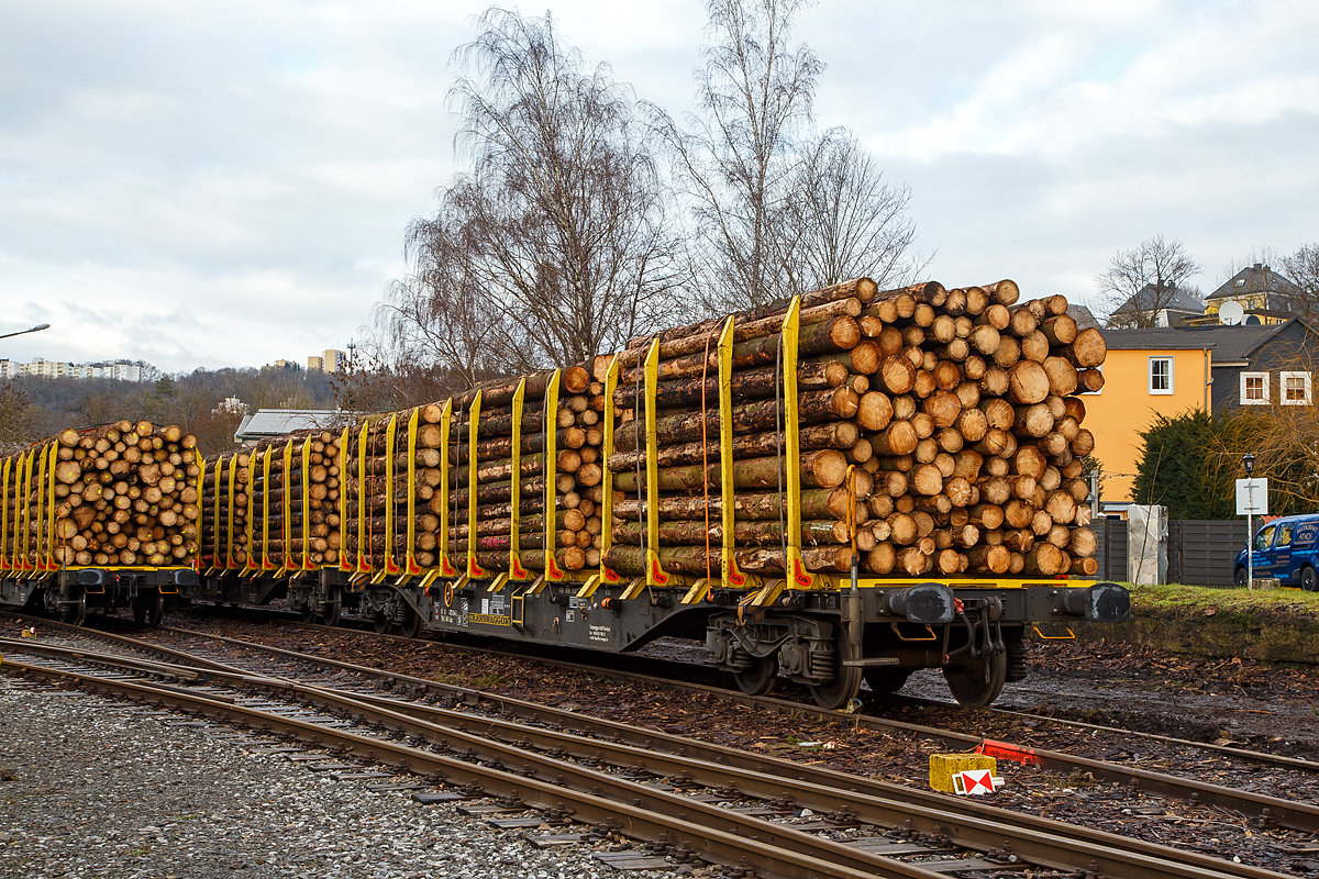 Drehgestell-Flachwagen mit vier Rads�tzen und Niederbindeeinrichtung, 81 80 4723 154-8 D-TWA, der Gattung Snps, der TRANSWAGGON GmbH, beladen mit Fichten-Rundholz abgestellt am 30.12.2020 in Siegen-Eintracht auf der Gleisanlage der Kreisbahn Siegen-Wittgenstein (KSW). Der Wagen wurde 2016 von Tatravagonka Poprad (Slowakei) unter der Fabriknummer 111 gebaut.

Gewaltige Forstsch�den an dem kompletten Fichtenbestand durch den Borkenk�fer sind in der Region zu beobachten. Mit der Abholzung kommt man nicht hinterher. Hier in Siegen bei der KSW findet die Holzverladung der Region auf die Schiene statt.

Der Drehgestell-Flachwagen wurde speziell f�r den Transport von Rundholz und Schnittholz entwickelt und zeichnet sich durch hohe Ladekapazit�t und optimierte Ladesicherung aus. 
Tatravagonka Poprad (Slowakei) lieferte Ende 2016 insgesamt 200 Holztransportwagen (Nummernreihe 81 80 4723 000 bis 81 80 4723 199) der Gattung Snps an die Transwaggon GmbH, die diese an vermietet. Die Fahrzeuge sind eine Neuentwicklung in Leichtbauweise. Sie k�nnen im G2-Profil verkehren und haben neben Deutschland auch eine Zulassung f�r die Slowakei, Tschechien, Polen, �sterreich, Schweden, D�nemark und Niederlande. Die Snps k�nnen mit Rundholz in verschiedenen L�ngen zwischen 2 Meter und 6 Meter beladen werden. Auf jeder L�ngsseite befinden sich zw�lf Exte-Rungen, die �ber Muttern befestigt werden und umsteckbar sind. Die stabilen Ladeschwellen sind leicht austauschbar. Der Wagenboden besteht aus Tr�nenblechen. Die einzelnen Fu�bodenplatten wiegen jeweils rund 30 kg. Zur Verzurrung der Ladung sind von Hand zu bedienende Niederbindeeinrichtungen vorhanden. Die Ladeschwellen sind gen�gend hoch, so dass die handels�blichen Umschlagmittel verwendet werden k�nnen.

Die Wagen k�nnen mit Stirnw�nden nachger�stet werden. Und durch eine Nachr�stung mit klappbaren Containerzapfen kann der Snps auch wie Tragwagen der Gattung Sggns genutzt werden.

TECHNISCHE DATEN:
Gattung: Snps
Spurweite: 1.435 mm (Normalspur)
L�nge �ber Puffer:  20.770 mm
Drehzapfenabstand: 15.230 mm
Radsatzstand in den Drehgestellen: 1.800 mm
Laufraddurchmesser: 920 mm (neu)
Drehgestellt: Y25 Ls-K
Ladel�nge: 19.530 mm
Fu�bodenh�he �ber SO: 1.270 mm (OK Ladeschwelle)
Rungenh�he: 2.504 mm
Eigengewicht: 23.000 kg 
Zuladung bei Lastgrenze S: 67 t (ab Streckenklasse D) 
Max. Geschwindigkeit: 100 km/h / 120 km/h (leer)
Kleinster Gleisbogenhalbmesser: 75 m
Bauart der Bremse: KE-GP-A 
Bremssohle: C 810
Handbremse: Ja
Verwendungsf�higkeit: TEN

