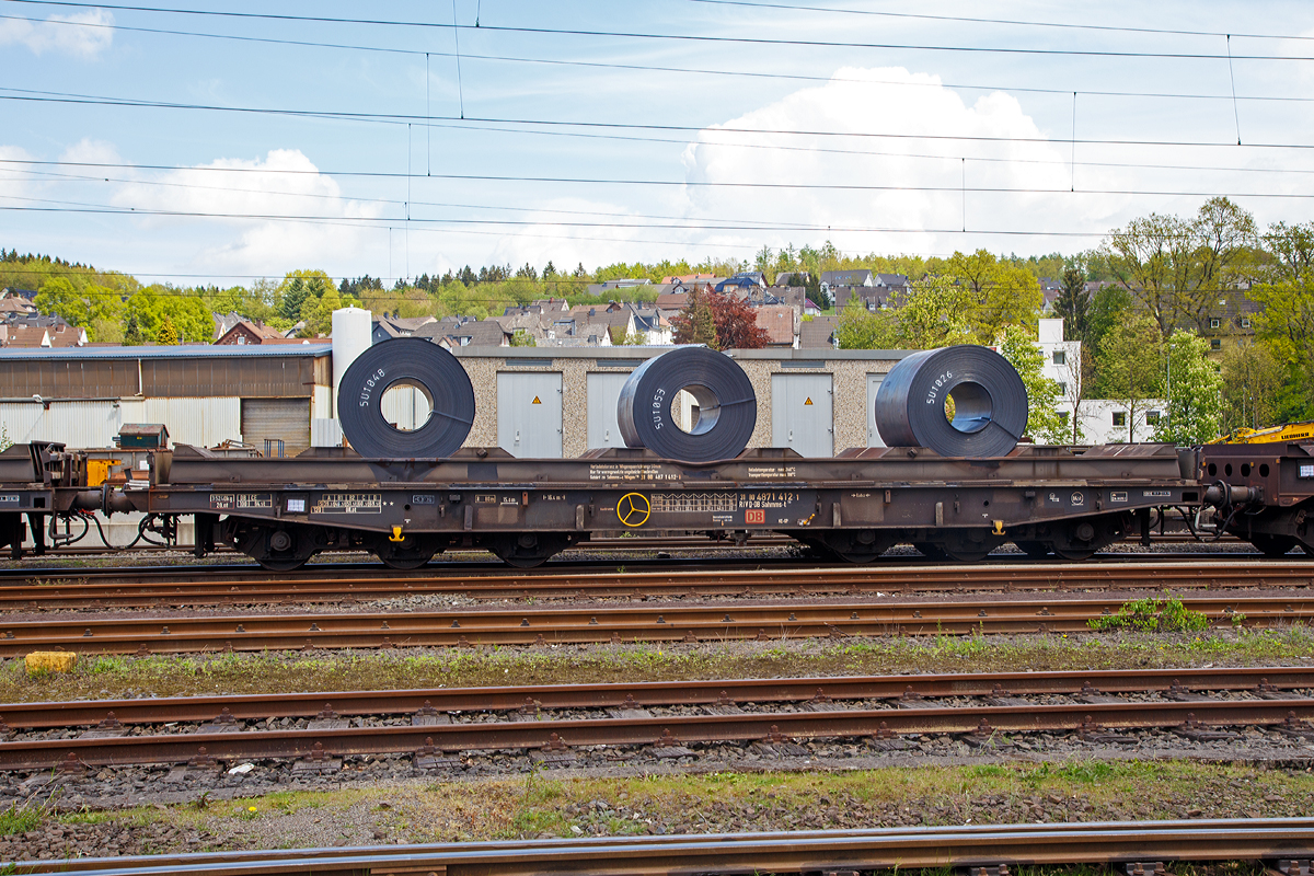 Drehgestellflachwagen mit sechs Rads�tzen, mit Lademulden f�r Coiltransporte der Gattung Sahmms-t 710 Nummer 31 80 4871 412-1 RIV D-DB der DB Schenker Rail Deutschland AG, abgestellt am 09.05.2015 beladen mit 3 Coil´s (Blechrollen) in Kreuztal. 

Auf den eigentlichen Drehgestell-Flachwagen ist ein Ladegestell aufgesetzt, im dem sich 7 Lademulden f�r Coils befinden. Bei Bedarf kann das Ladegestell abgehoben werden und der Wagen kann so f�r andere G�ter verwendet werden.

Technische Daten:
Spurweite: 1.435 mm
Anzahl der Achsen: 6 in zwei Drehgestellen
L�nge �ber Puffer:  16.400  mm
Drehzapfenabstand:  8.400  mm
Achsabstand im Drehgestell:  2 � 1.700  mm
Gesamter Radsatzstand:  11.800  mm
Ladel�nge:  15.000  mm
Ladebreite in den Mulden (Sahmms-t):  2.450  mm
Ladeh�he:  1.200  mm
H�chstgeschwindigkeit:  100 km/h (beladen) /120 km/h (leer)
Maximales Ladegewicht:  84,5  t
Eigengewicht:  35.240  kg
Achslast: 20 t
Kleinster bef. Gleisbogenradius:  80  m
Bauart der Bremse:  KE-GP
Handbremse:  Fbr