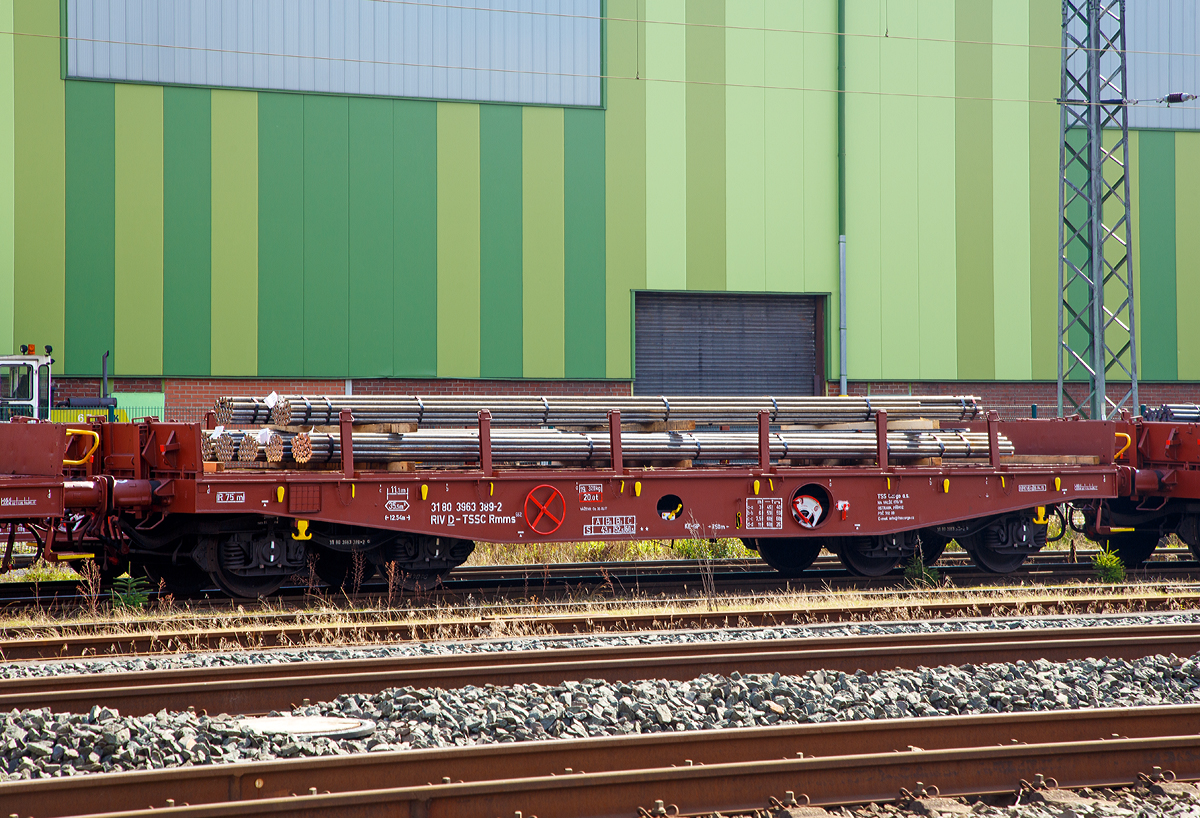 Drehgestellflachwagen mit vier Rads�tzen, mit Rungen und Stirnwandklappen, 31 80 3963 389-2 D-TSSC, Gattung Rmms 662, der  tschechischen TSS Cargo a.s., beladen mit Rundstahl abgestellt in Siegen-Geisweid am 03.09.2017.

Der Wagen ist f�r den Transport von Walzwerkerzeugnissen Stra�enfahrzeugen einschl. Kettenfahrzeugen, Erzeugnissen der Bauindustrie, usw. geeignet.
Die an den Stirnseiten angeordneten �berfahrklappen gestatten abgeklappt das Durchfahren von Gleisb�gen mit mindestens 150 m Halbmesser. Die �berfahrklappen liegen im abgeklappten Zustand auf 4 Konsolen auf. In senkrechter Stellung werden sie durch je 2 am Kopfst�ck angeordneten Fallrungen gehalten.
Je Wagenl�ngsseite sind 6 absenkbare Seitenrungen vorhanden. Der Wagen besitzt Festbindeeinrichtungen am �u�eren L�ngstr�ger. Der Fu�boden besteht aus 70 mm dicken Nadelholzbohlen (zul�ssige Radlast bis 5t). 


TECHNISCHE DATEN:
Spurweite: 1.435 mm (Normalspur)
Gattung/Bauart: Rmms 662
Erstes Baujahr: 1983
Anzahl der Achsen: 4 in 2 Drehgestellen
L�nge �ber Puffer: 12.540 mm
Drehzapfenabstand: 7.500 mm
Achsabstand im Drehgestell: 1.800 mm
Gesamter Radsatzstand:  9.300 mm
Ladel�nge: 11.100 mm
Ladebreite:  2.850 mm (zw. d. Rungen) / 3.150 mm (ohne Rungen)
Ladefl�che:  35,5 m�
Wagenh�he: 1.770 mm
Rungenh�he:  575 mm
Fu�bodenh�he �ber SO: 1.250 mm
H�chstgeschwindigkeit: 100 km/h (lauftechnische Eignung f�r 120 km/h auf bestimmten Strecken der DB unter Nutzung der in den Streckenklassen angegebenen Lastgrenzen.
Eigengewicht: 19.320 kg
Maximale Ladegewicht: 60,5 t (ab Streckenklasse C)
Maximale Achslast: 20 t
Laufraddurchmesser (neu):  920 mm
Kleinster bef. Gleisbogenradius:  75 m
Bauart der Bremse: KE-GP
Handbremse:  Fbr (wirkt auf beide Drehgestelle)
Art der Lastabbremsung: zweistufig, mechanisch
Austauschverfahren: 31
Intern. Verwendungsf�higkeit:  RIV