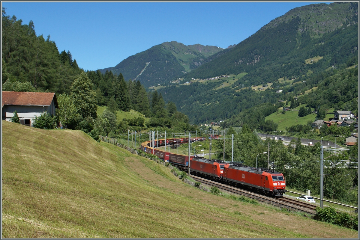 Drei DB 185 (zwei an der Spitze, eine am Schluss) mit dem Winner-Zug kurz vor Rodi Fiesso. 
24. Juni 2015