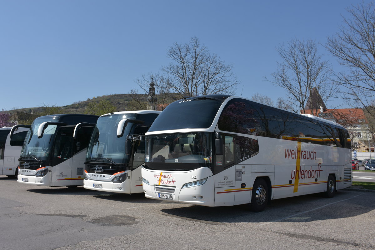 Drei mal Weihrauch Uhlendorff Reisen in Krems,links ein Setra 516 HD dann ein Setra 515 HD und ein Neoplan Cityliner.