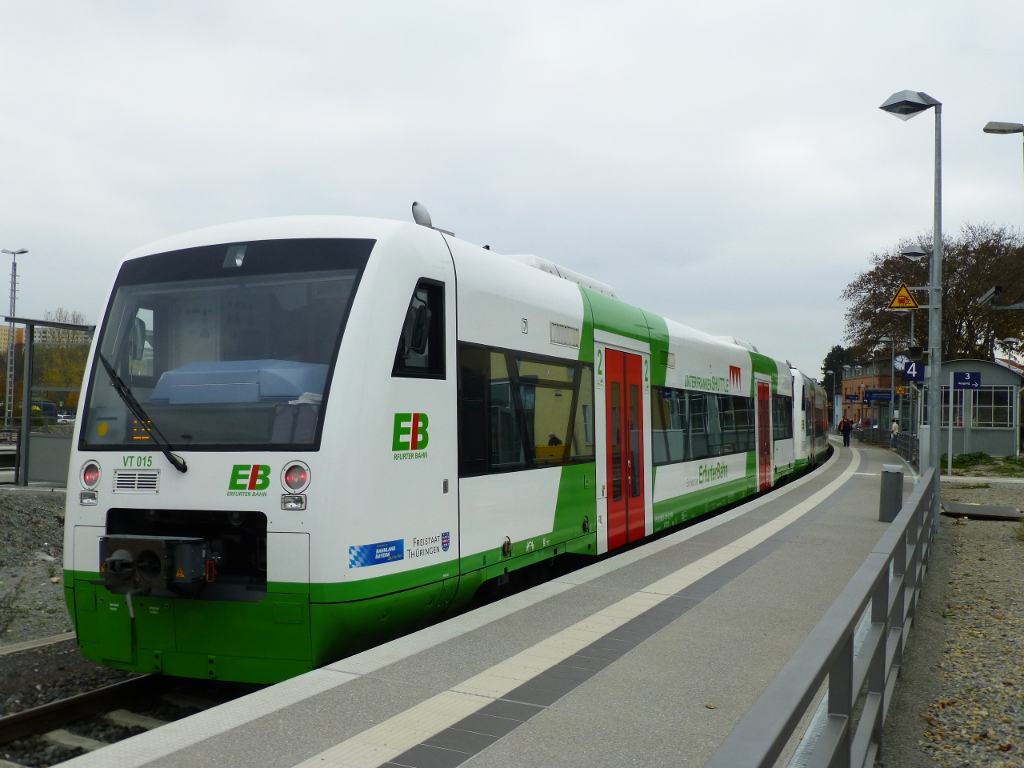 Drei Regioshuttle bilden diese RB-Garnitur, die gerade aus Weimar kommend in Jena-Göschwitz die Wendezeit abwartet. 30.10.15, vorne Unterfrankenshuttle VT 015.