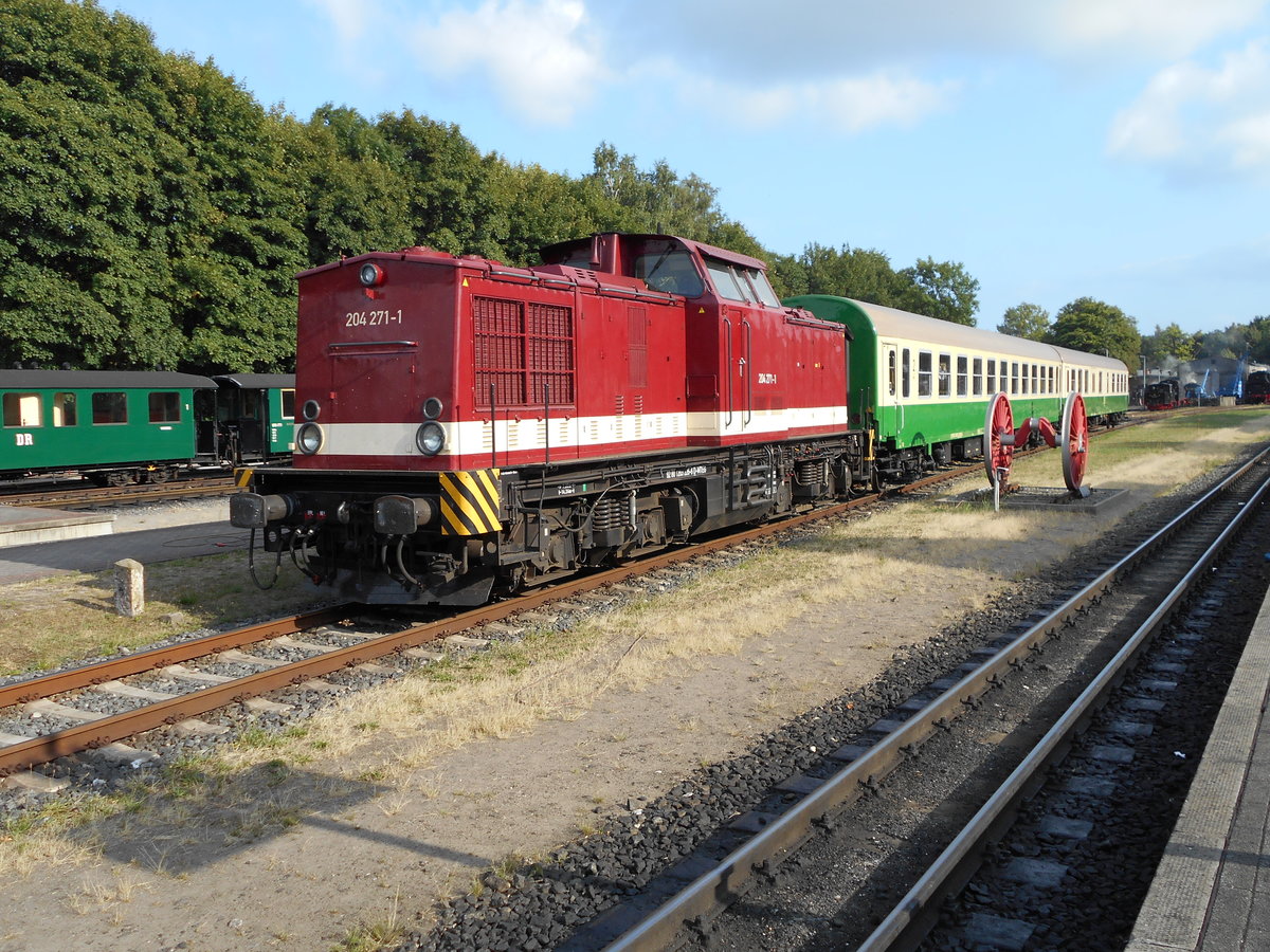 Drei Tage war die MTEG 204 271 zusammen mit der 86 1333 im Einsatz,zwischen Bergen/Rügen und Lauterbach Mole.Am 08.Juli 2018 genoß die Lok,mit dem Wagenpark,in Putbus,ihren Feierabend.