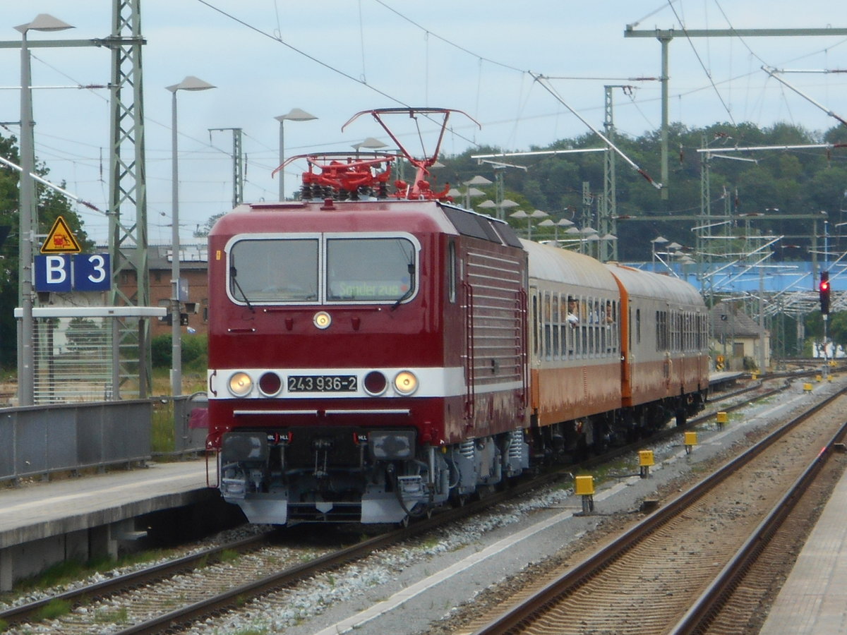 Drei-Wagen-Sonderzug beim kurzen Halt in Bergen/Rügen für den Sonderzug Binz-Erfurt,am 10.Juni 2019.