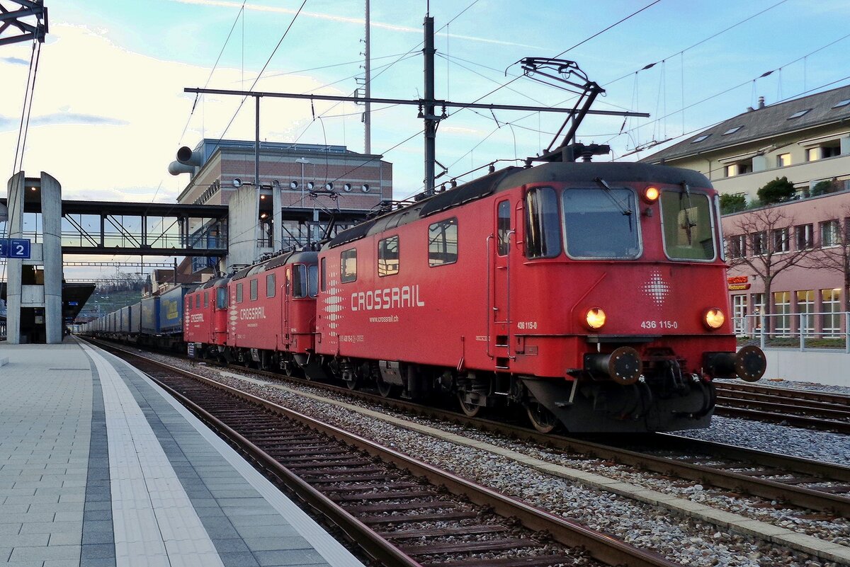 Dreifachtraktion fr CrossRail in SPiez am 23 Mrz 2017 mit 113 an der Spitze.