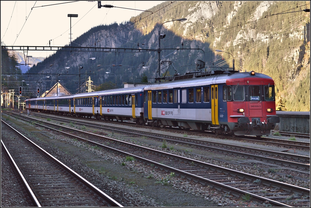 Drittletzter Planeinsatz von RBe 540 bei der SBB. 

Die Stunde der Rckkehr nach Zrich wartet. Der Zug mit RBe 540 039-5 und 034-6 wartet nunmehr aufgebgelt auf den Start des Rangiermanvers zum Bereitstellen. Das wird ihn immerhin in den Gotthardtunnel fhren. Oktober 2014.