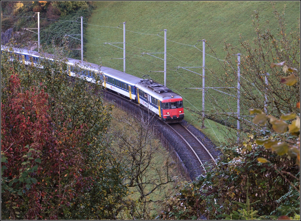 Drittletzter Planeinsatz von RBe 540 bei der SBB. 

Dieser Zug mit RBe 540 039-5 an der Spitze bringt die Bergwanderer nach Gschenen. Hier am Zuger See bei Walchwil. Oktober 2014.