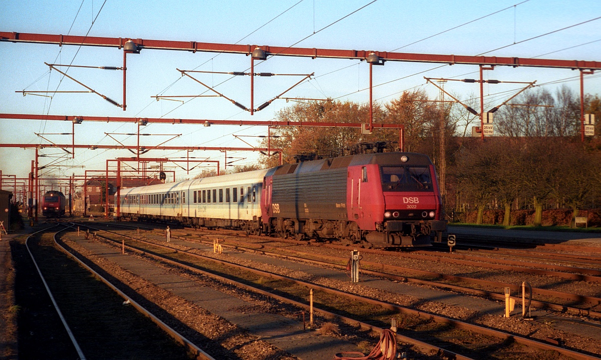 DSB EA 3022  Søren Frich  mit IR Einfahrt Pattburg 19.11.2001   M.S/D.S