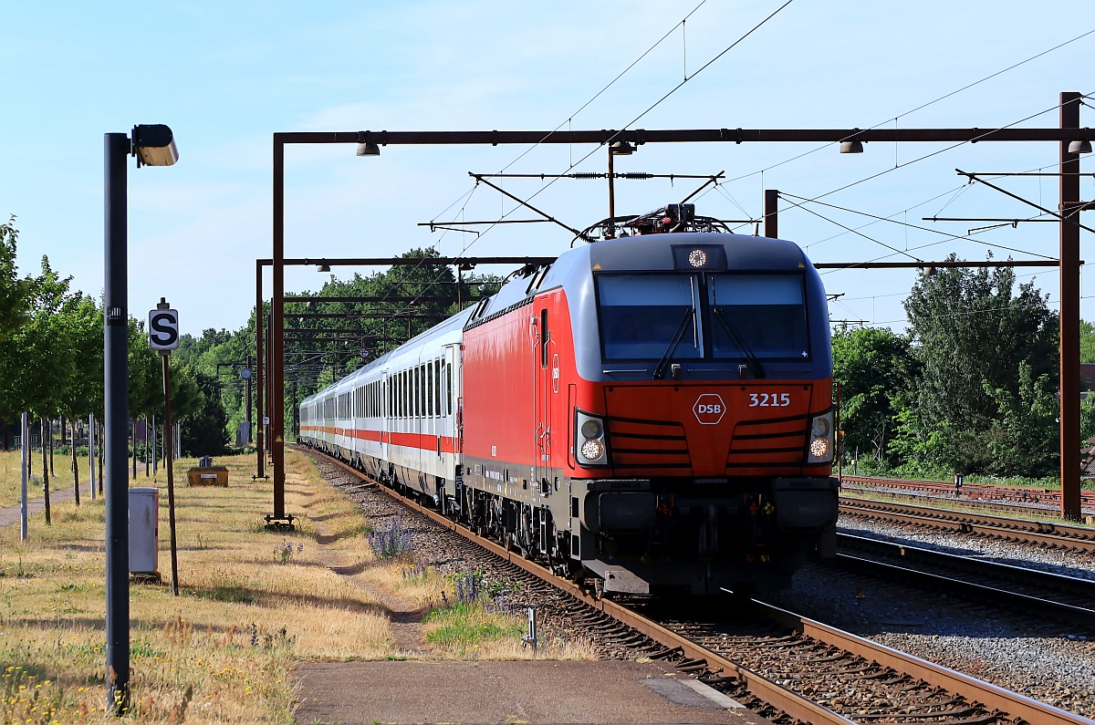 DSB EB 3215 ( 91 86 0003 215-8 DK-DSB, REV/MMAL/16.04.21 ) hat hier mit dem ersten Lokbespannten IC von Hamburg nach Kopenhagen als IC 1198 Einfahrt in Pattburg/DK. 17.06.2023