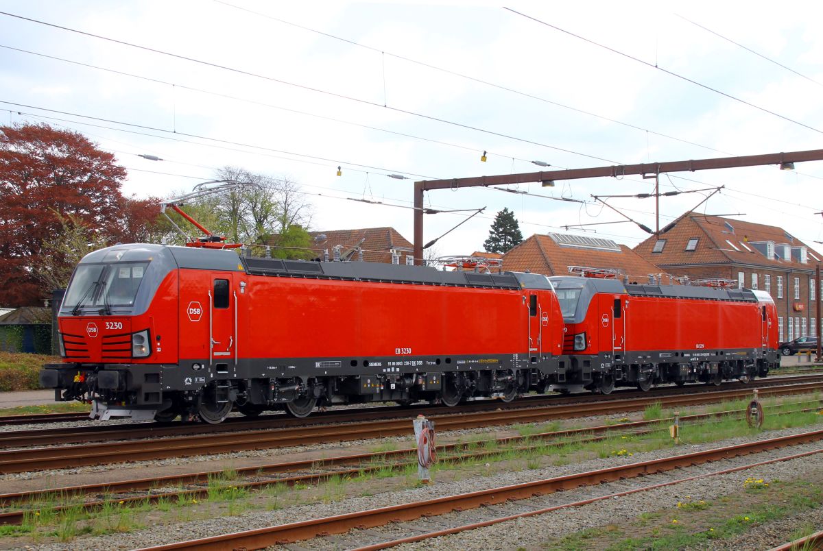 DSB EB 3230 schleppt EB 3229 in die Nordabstellung des Bhf. Pattburg/DK 30.04.2022