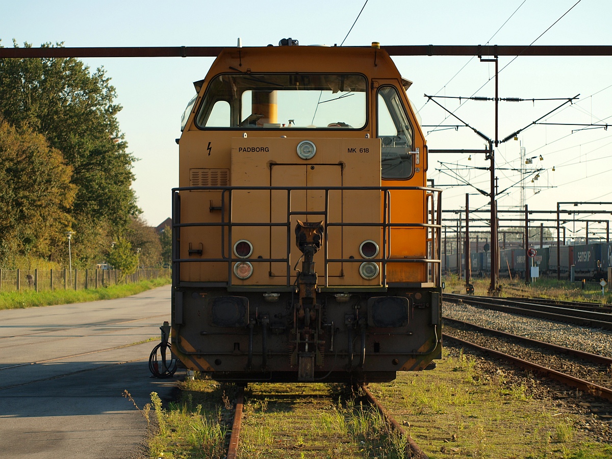 DSB Gods Litra MK(II)618 festgehalten im Gbf Padborg. Inzwischen ist die Lok an Northrail verkauft worden sie trägt jetzt die Nummer  322 220 137  und hat Dänemark am 9.4.2013 verlassen. Padborg 01.10.2011