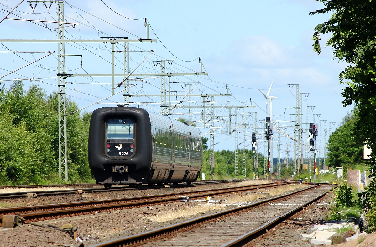 DSB IC3 MFA/FF/MFB 50/54/5276 als EC 381 nach Aarhus rauscht hier gerade durch Jübek Richtung Flensburg. 28.06.2015