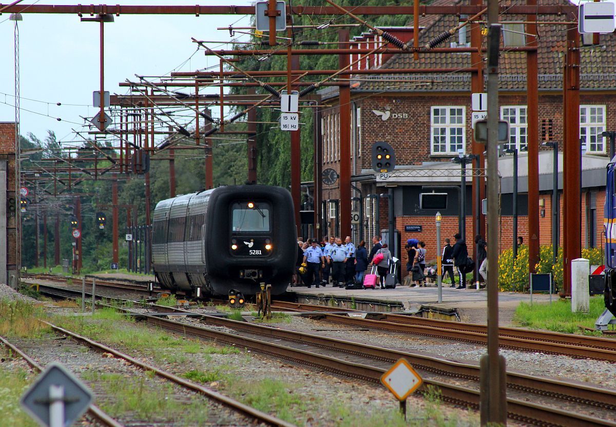 DSB IC3 MFA/FF/MFB 50/54/5281 kam aus Hamburg und wird hier im Grenzbahnhof Pattburg komplett kontolliert. 30.07.2017