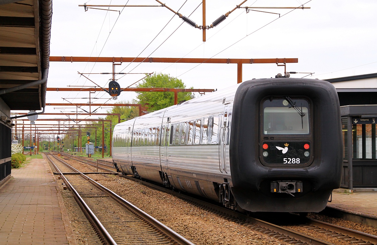 DSB IC3 MFA/FF/MFB 50/54/5288 als IC nach Flensburg hier aufgenommen beim Halt im Bhf Tinglev. 05.04.2014