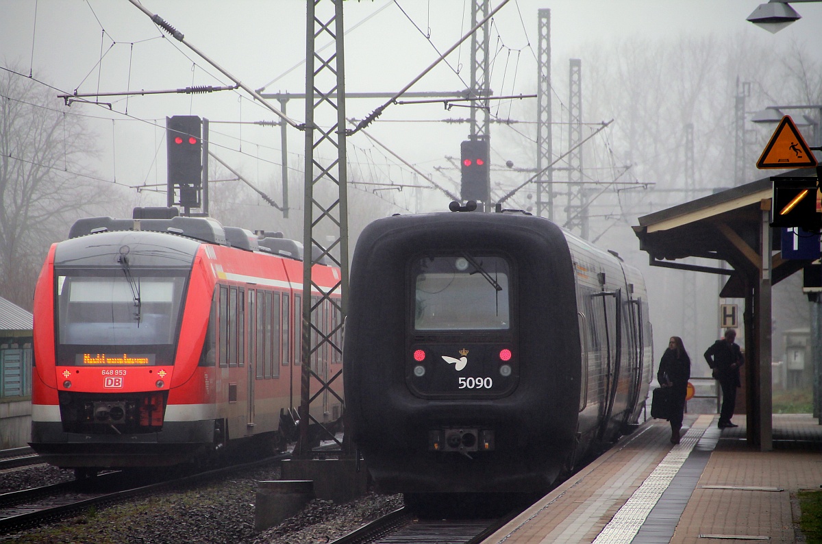 DSB IC3 MFA/FF/MFB 50/54/5290 kam wegen Bauarbeiten in Rendsburg gut 60 min später in Schleswig an, RBSH Lint 0648 453/953 steht abgestellt im Bhf Schleswig und wartet auf seinen Einsatz Richtung Flensburg. 06.04.2014