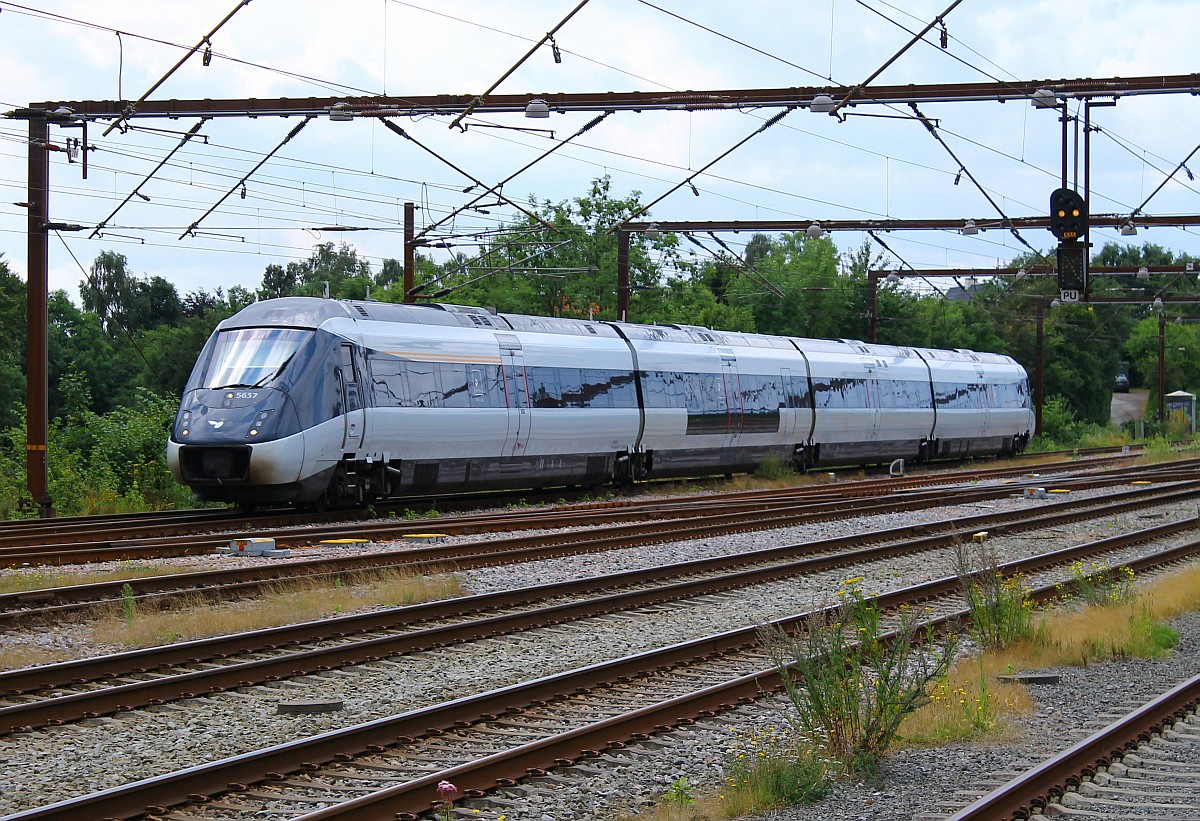 DSB IC4 MG 56/5837 aus Richtung Kopenhagen kommend hat hier Einfahrt in Fredericia. 24.07.2015