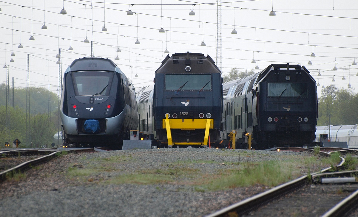 DSB IC4 MG/MH 56/5812 sowie die Litra ME 1528 und 1514 stehen abgestellt im neugebauten Abstellbereich im Gbf Aarhus, aufgenommen wurde das Bild von einem Parkplatz aus. Aarhus 16.05.2010