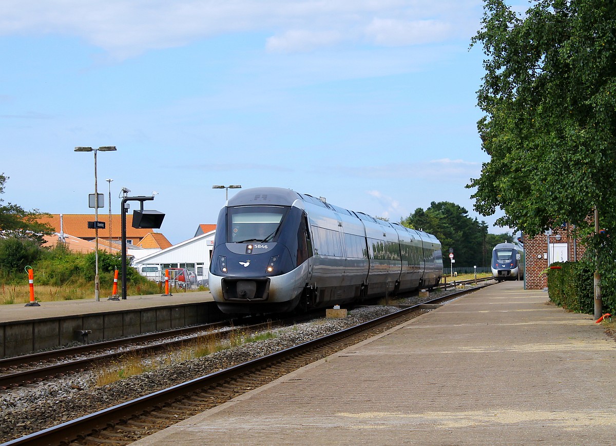 DSB IC4 MG/MH 56/5846(MH 95 86 000 5846-4/ FG 6846-3/ FH 6646-7 und MG 5646-8)als DSB Tog 58316 verlässt hier gerade Bramming(ca.6km vor Esbjerg)Richtung Fredericia. 24.07.2015