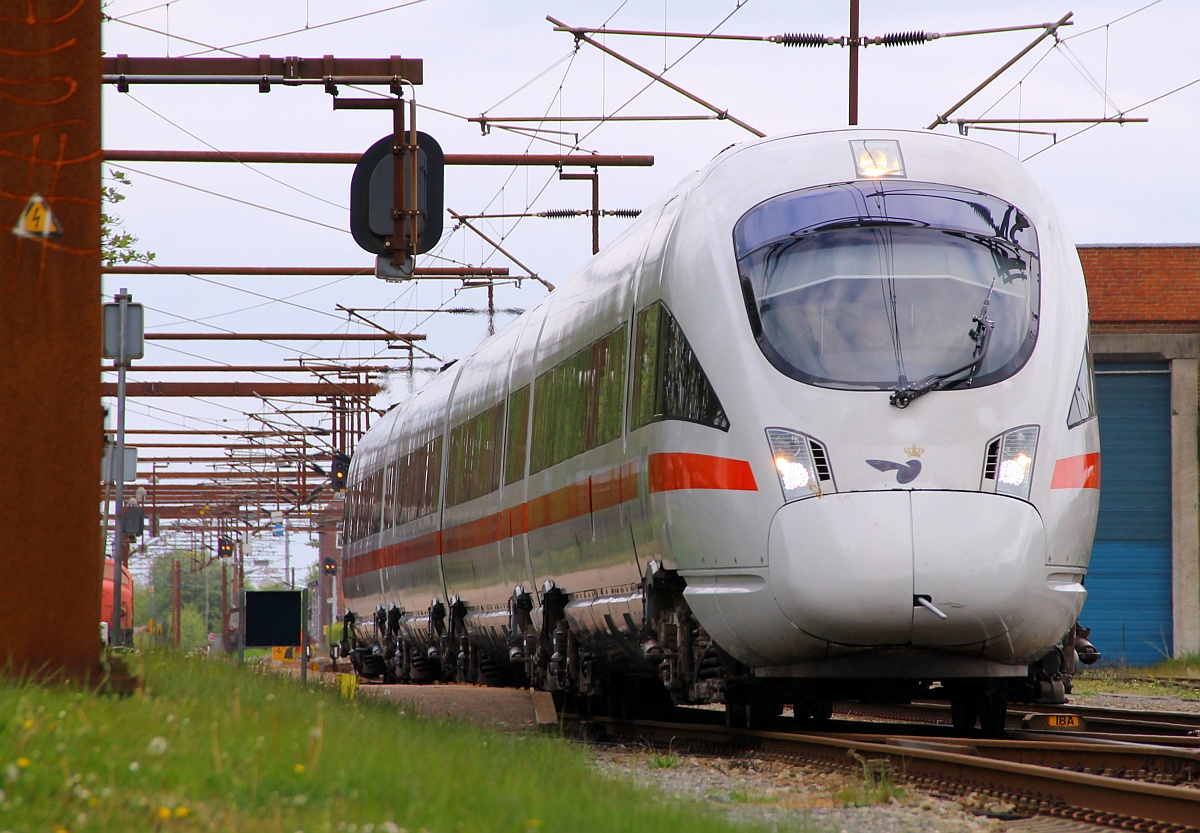 DSB ICE-(T)D 0605 014/114/214/514 verlässt hier als ICE 381 nach Berlin den Grenzbahnhof Pattburg/Padborg. 04.05.2014