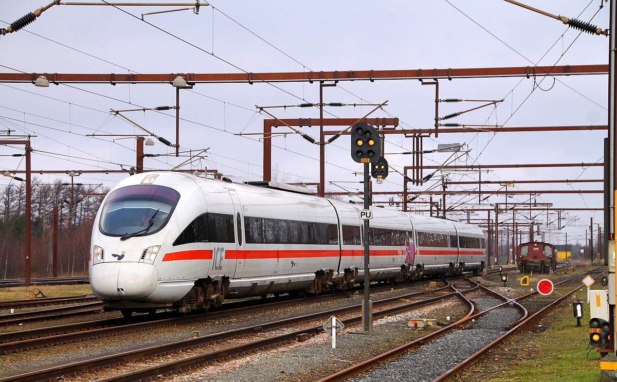 DSB ICE(T)D 0605 018/118/218/518 Tz 5518  Jever  hat hier als ICE 381 nach Berlin Ostbahnhof Einfahrt in den Grenzbahnhof Pattburg(Padborg)/DK. 14.02.2014