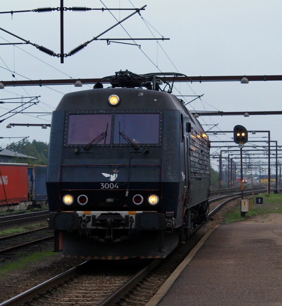 DSB Litra EA 3004(Henschel/Scandia 1984-1992,4000kW,260-300kN,175km/h,80t)wird hier an den CNL rangiert um diesen später nach Kopenhagen zu bringen. 11.10.2013 