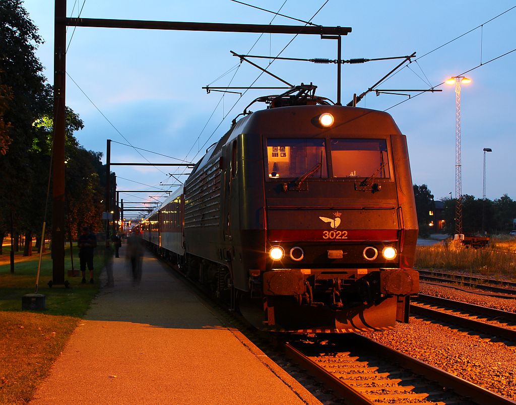 DSB Litra EA 3022  Søren Frichs (Scandia Bj 1992, 3700kW, 80t, 175km/h)kurz nach der Ankunft mit dem CNL 472 Aurora in Padborg. 02.08.2012(neu bearbeitet)