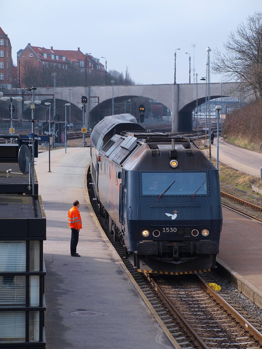 DSB Litra ME 1530 hat hier aus Kopenhagen kommend Einfahrt in den Aarhuser Bahnhof und wird schon vom Rangierer empfangen. 27.03.2010