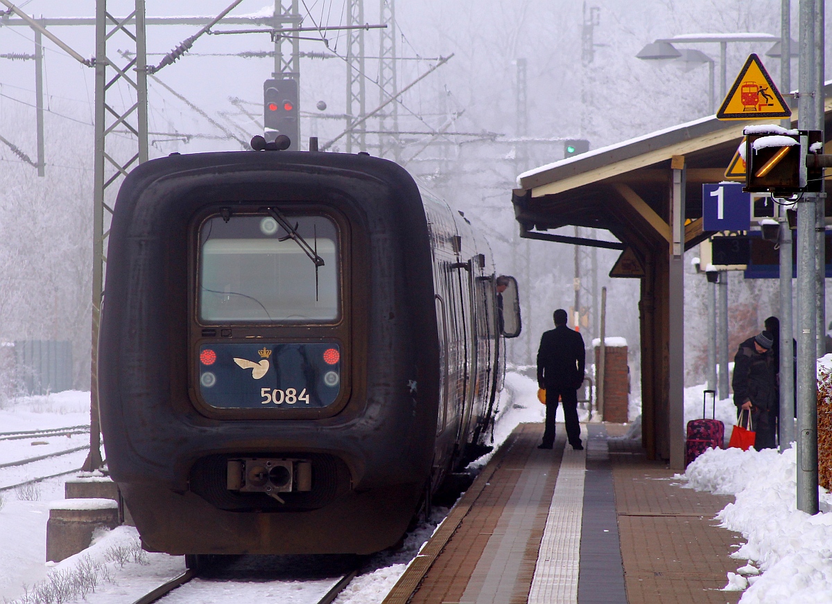 DSB Litra MFA/FF/MFB 50/54/5284 als EC nach Aarhus hier aufgenommen bei seinem Halt in Schleswig. 01.02.2015