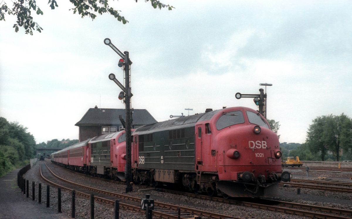 DSB Litra MX 1021 + 1023 Ausfahrt Flensburg mit E 156, 19.08.1981