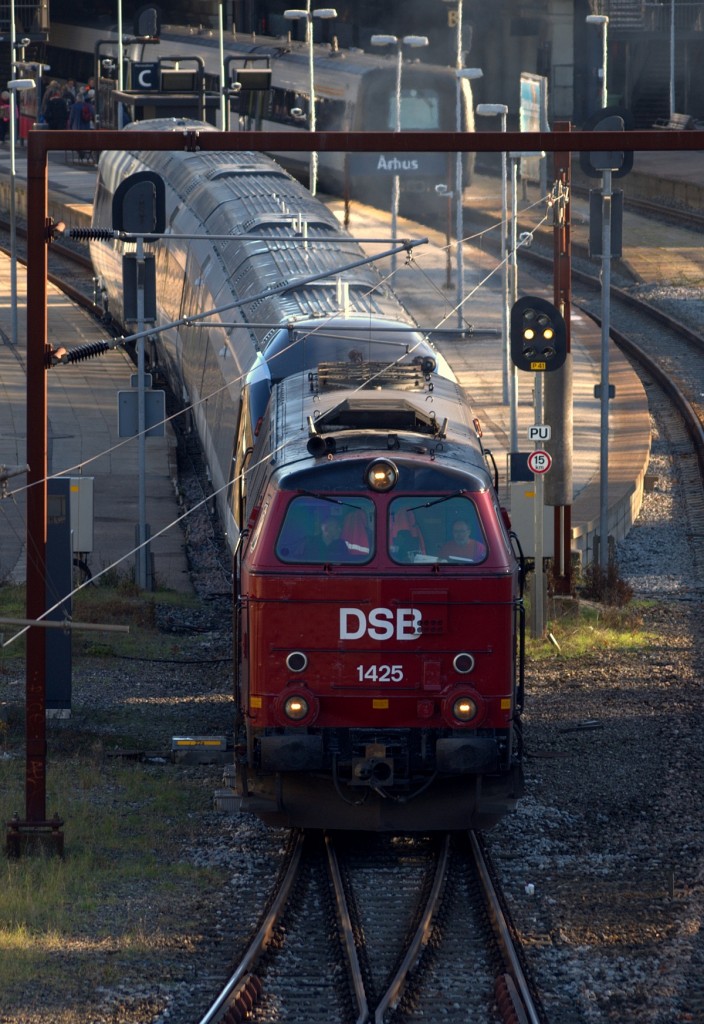 DSB Litra MZ(II)1425 zieht hier einen IC4 Triebwagen als Rangierfahrt aus dem Bhf von Aarhus der mangels Zulassung noch nicht selber fahren durfte. Rangierarbeiten gingen in Aarhus oft bis in den Bahnhof hinein. 08.11.2010(üaVinG)