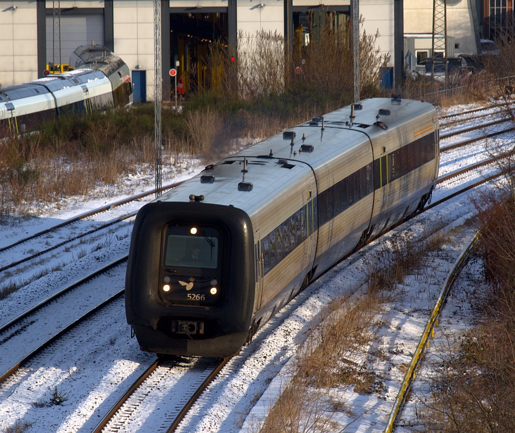 DSB MF/MFB 50/5266 verlässt hier Aarhus Richtung Aalborg. 12.01.2011